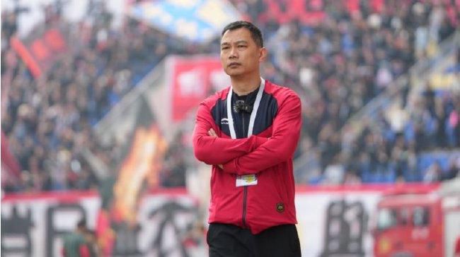 双方首发以及换人信息：拜仁慕尼黑首发：1-诺伊尔、27-莱默尔、2-于帕梅卡诺、3-金玟哉、19-阿方索-戴维斯（88''41-克雷齐希）、22-格雷罗、45-亚历山大-帕夫洛维奇、42-穆西亚拉（83''39-特尔）、10-萨内、25-托马斯-穆勒（83''13-舒波-莫廷）、9-哈里-凯恩替补未出场：18-丹尼尔-佩雷茨、4-德利赫特、36-阿塞科斯图加特首发：33-努贝尔、4-瓦格诺曼（83''20-施特尤）、2-安东（58''14-姆武帕）、23-扎加杜、7-米特尔施泰特、16-卡拉佐尔、6-施蒂勒、27-菲里希（58''18-勒威林）、8-米约（58''29-鲁奥）、26-昂达夫（77''10-郑优营）、9-塞罗-吉拉西替补未出场：1-布雷德洛、15-帕斯卡尔-施滕泽尔、40-卢卡-雷蒙德、46-迪贝内德托